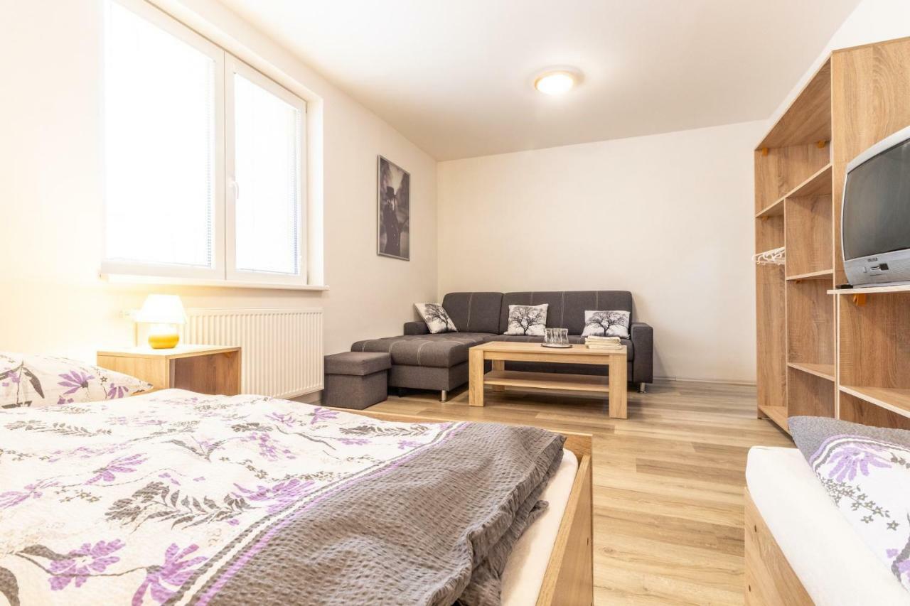 Restaurace Penzion Pod Sumarnikem Tvarozna Lhota Buitenkant foto
