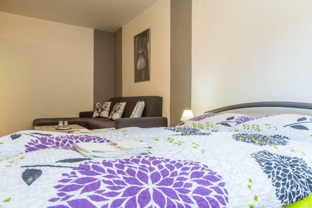 Restaurace Penzion Pod Sumarnikem Tvarozna Lhota Buitenkant foto