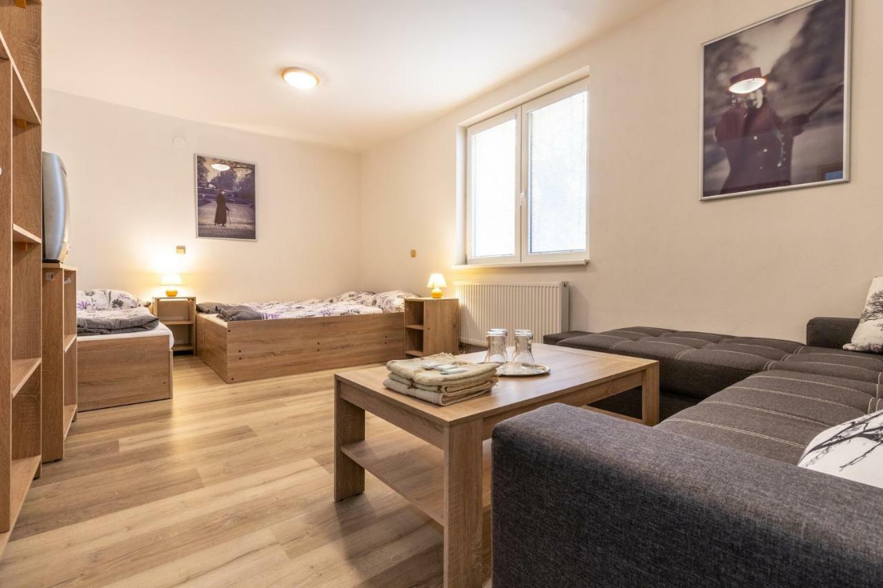 Restaurace Penzion Pod Sumarnikem Tvarozna Lhota Buitenkant foto