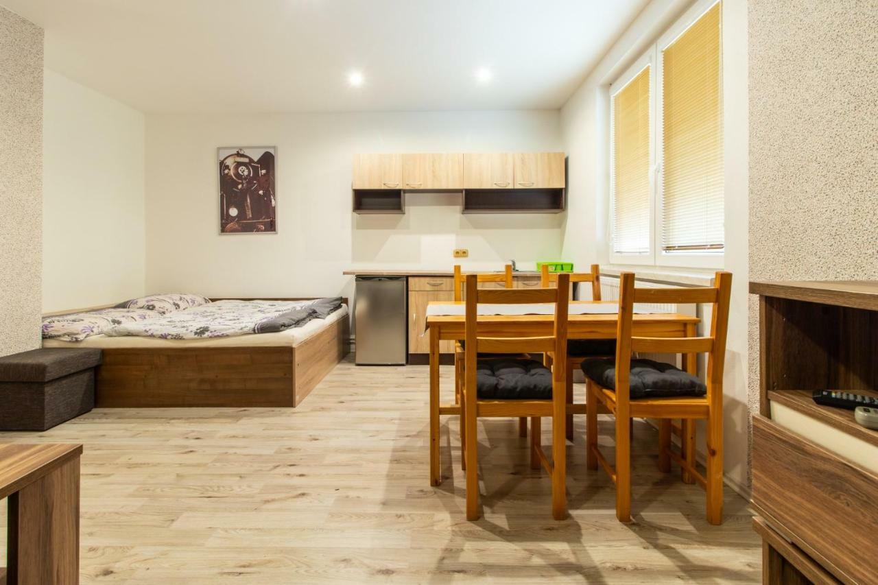 Restaurace Penzion Pod Sumarnikem Tvarozna Lhota Buitenkant foto