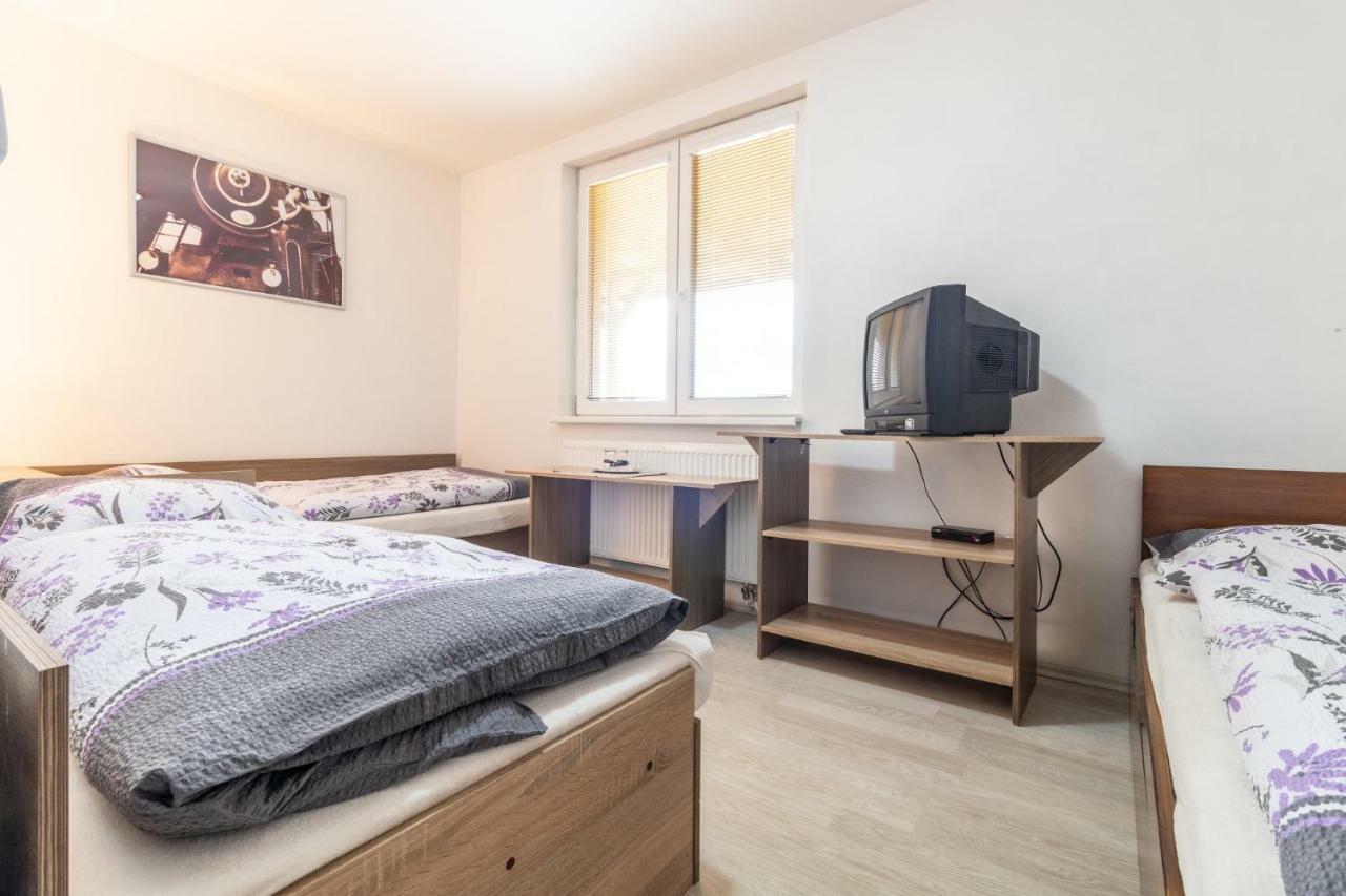 Restaurace Penzion Pod Sumarnikem Tvarozna Lhota Buitenkant foto