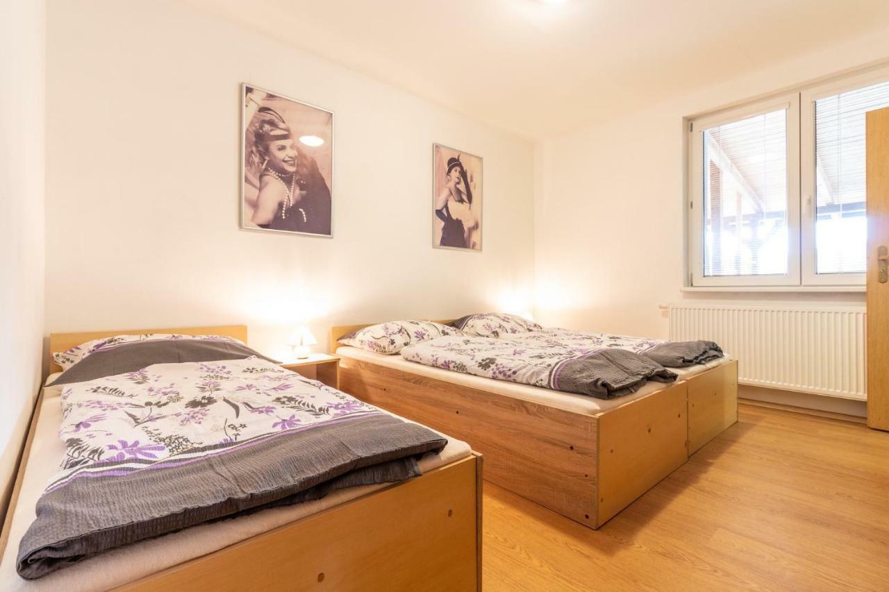 Restaurace Penzion Pod Sumarnikem Tvarozna Lhota Buitenkant foto