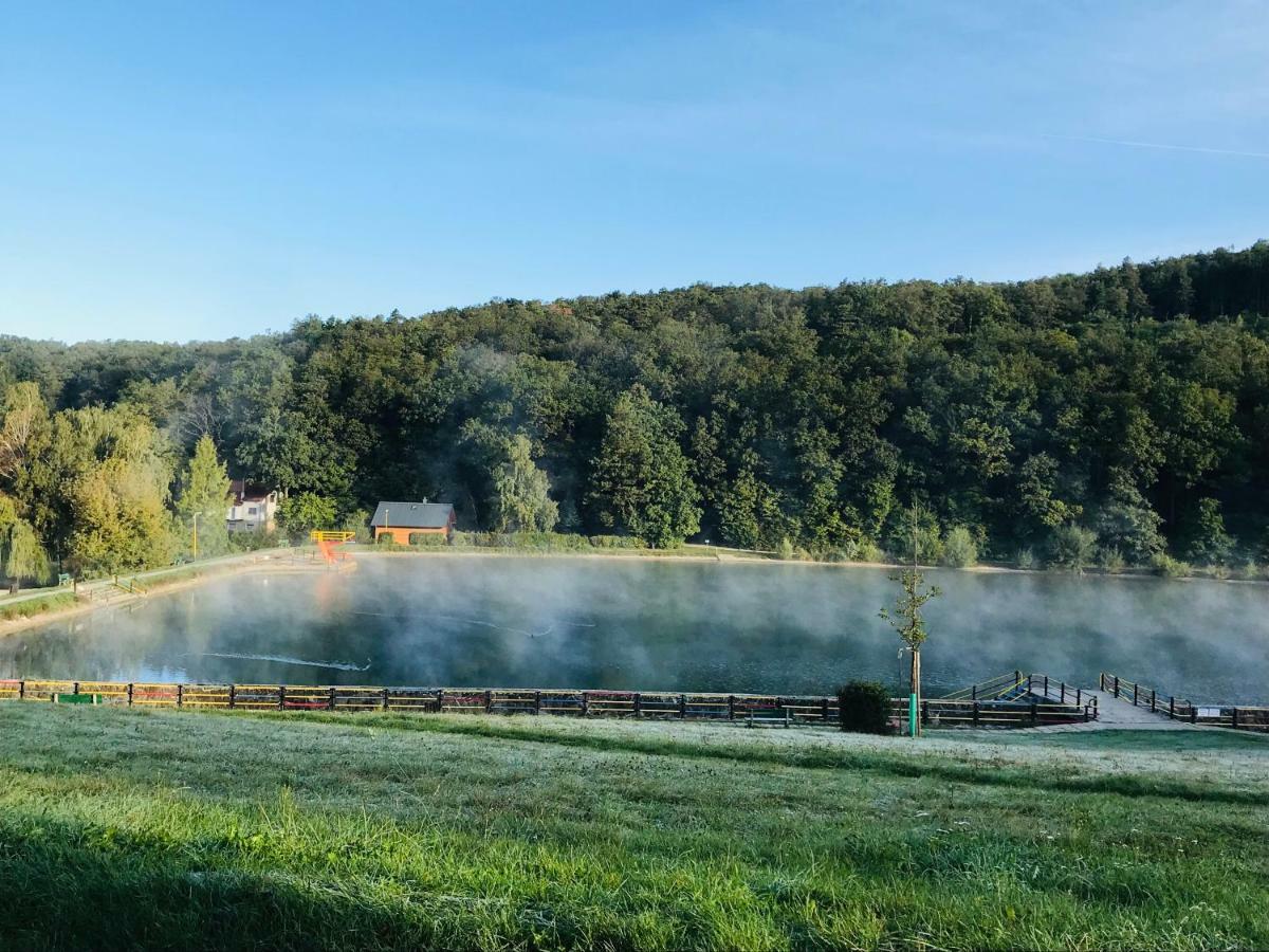 Restaurace Penzion Pod Sumarnikem Tvarozna Lhota Buitenkant foto