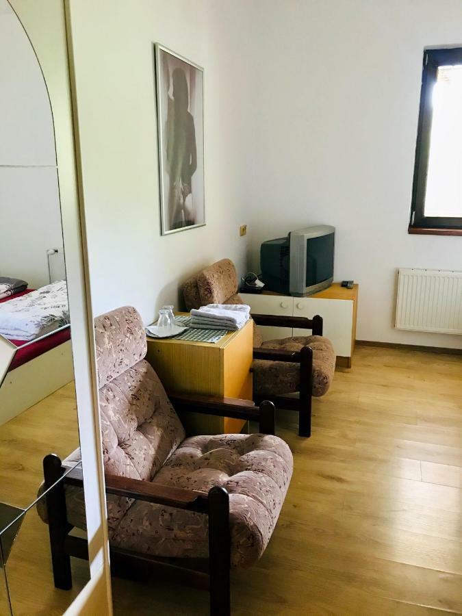 Restaurace Penzion Pod Sumarnikem Tvarozna Lhota Buitenkant foto