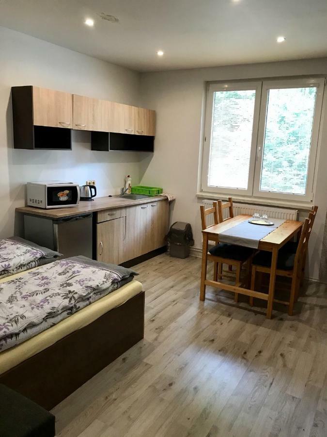 Restaurace Penzion Pod Sumarnikem Tvarozna Lhota Buitenkant foto