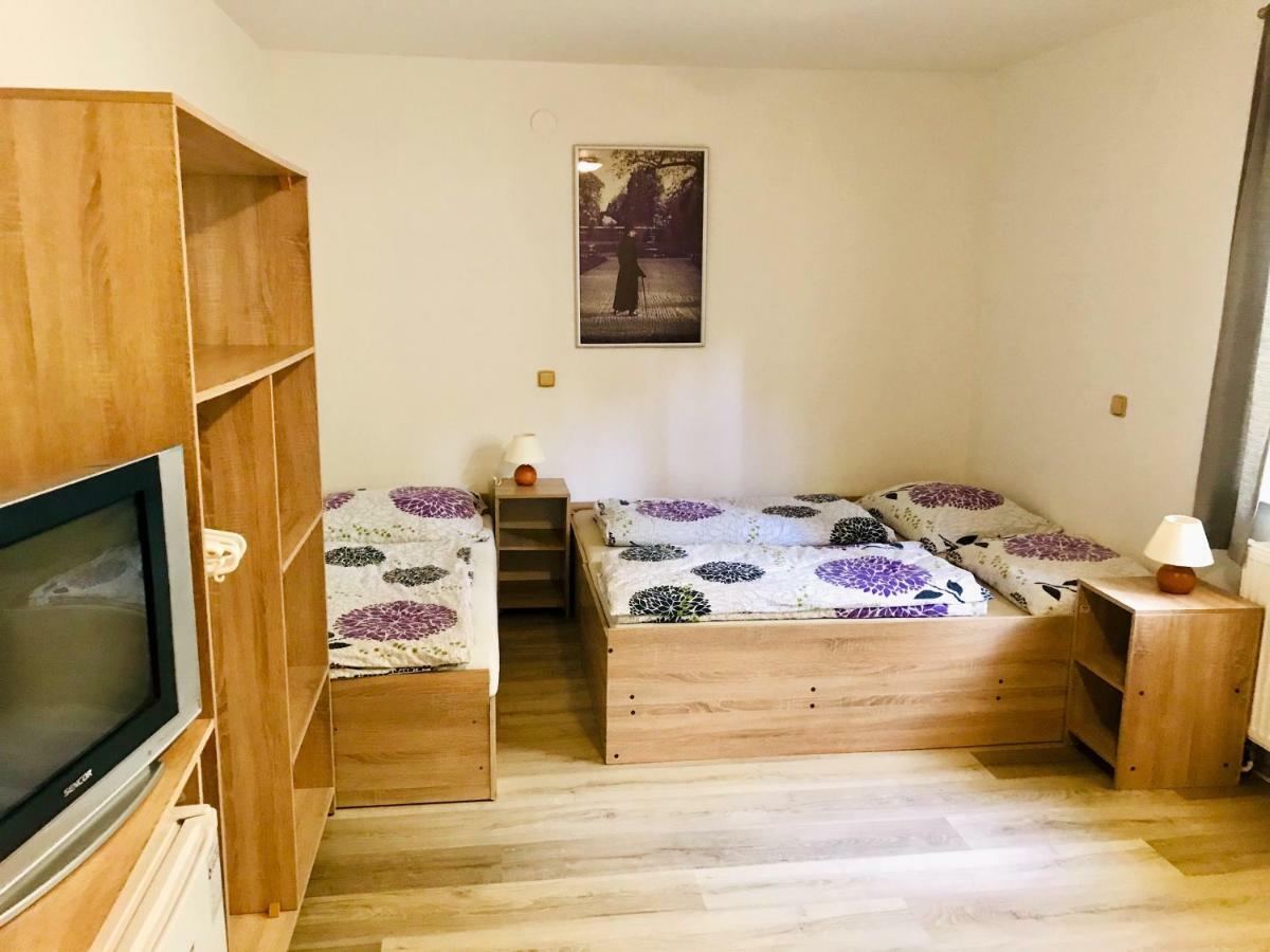 Restaurace Penzion Pod Sumarnikem Tvarozna Lhota Buitenkant foto
