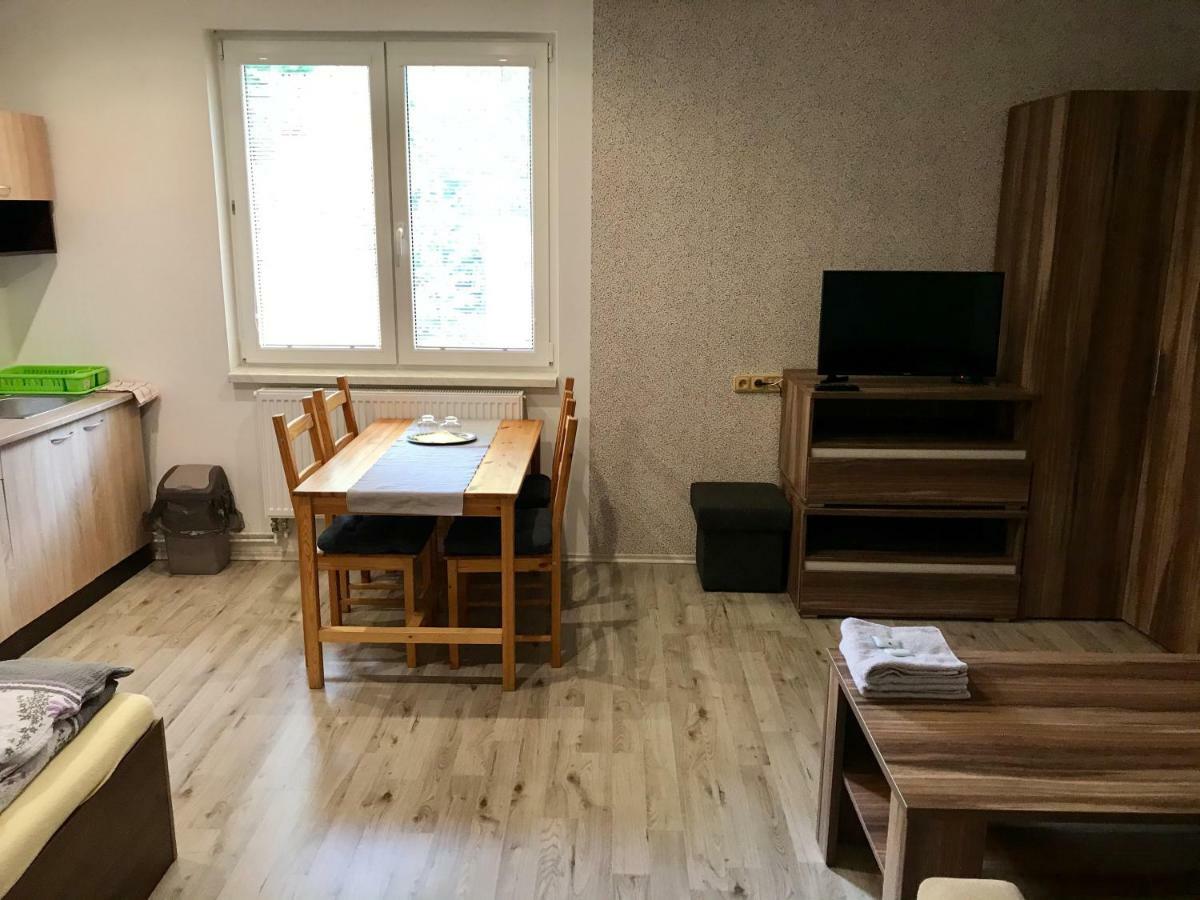 Restaurace Penzion Pod Sumarnikem Tvarozna Lhota Buitenkant foto